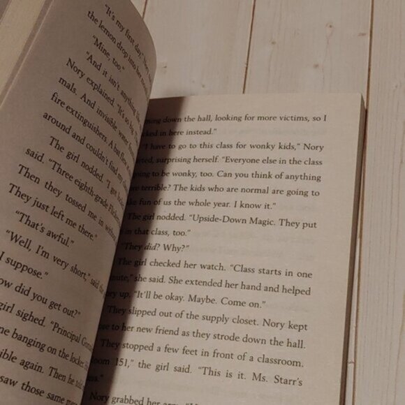 3/$13 Upside Down Magic Sarah Mlynowski Children Chapter Novel Book - Picture 3 of 4